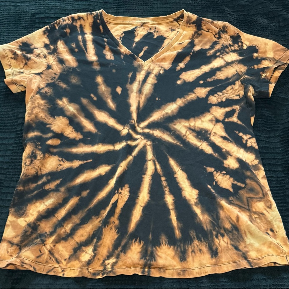 Tie-Dye V-Neck Women's Top - Black and Cream